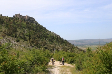 Biking in der Richtung von Blagaj